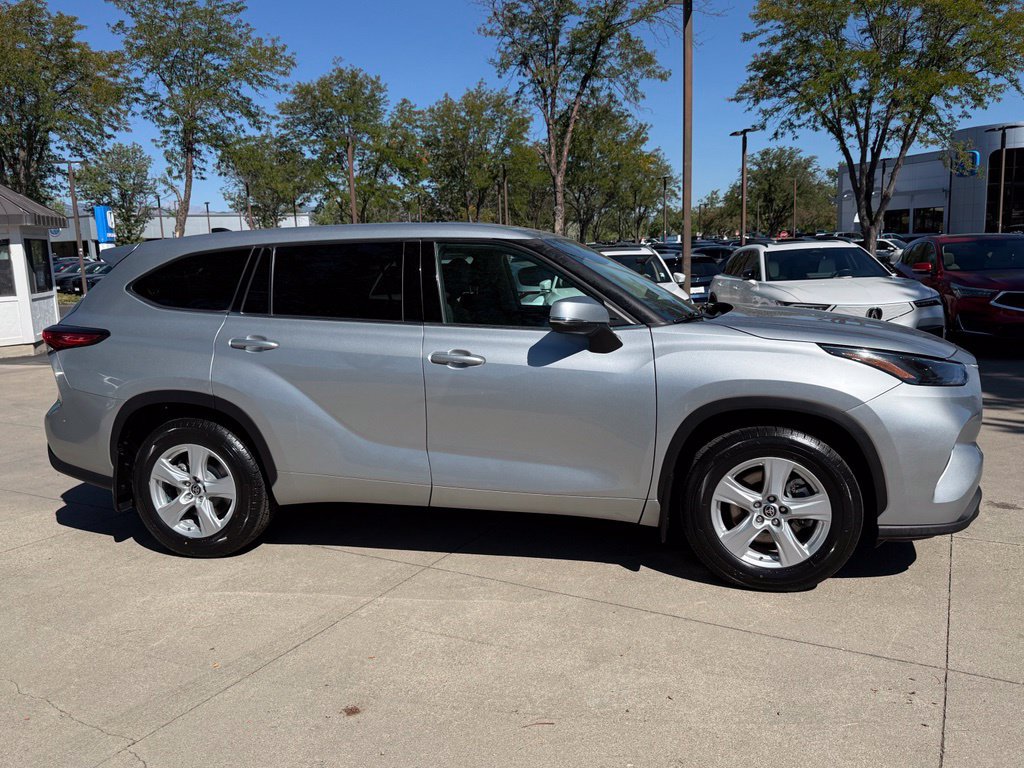 Used 2022 Toyota Highlander LE AWD/4WD image 3