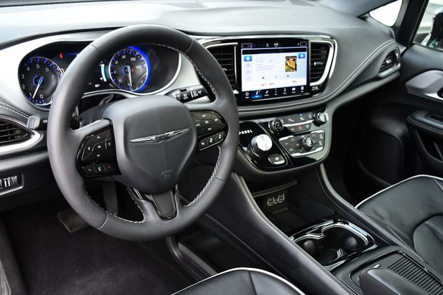 Used 2025 Chrysler Pacifica Limited FWD image 16