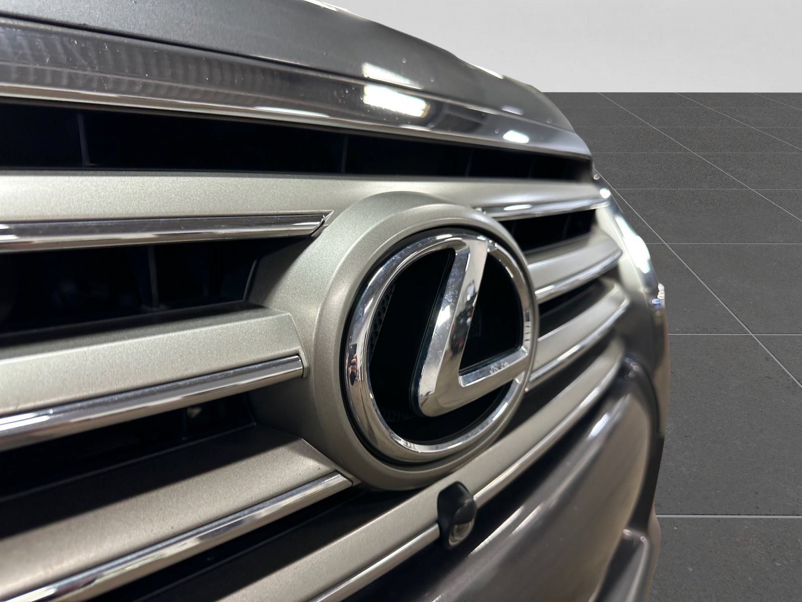 Used 2013 Lexus LX 570 4WD w/ Luxury Pkg image 42