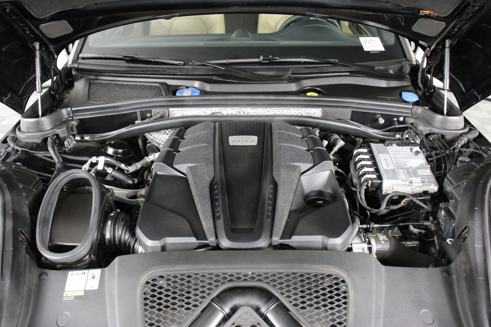 Certified 2023 Porsche Macan S image 26