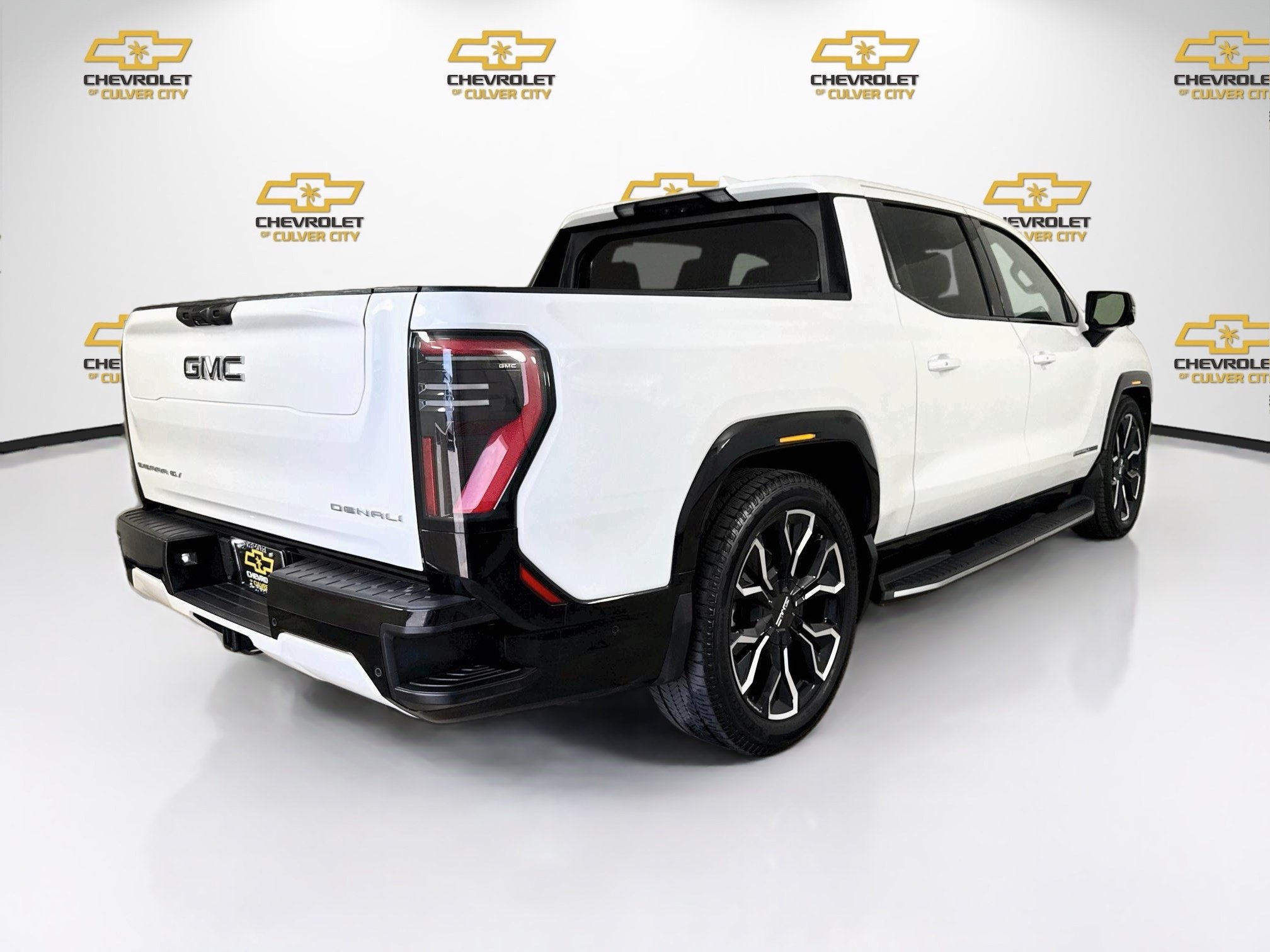 Used 2025 GMC Sierra EV Denali AWD/4WD image 8