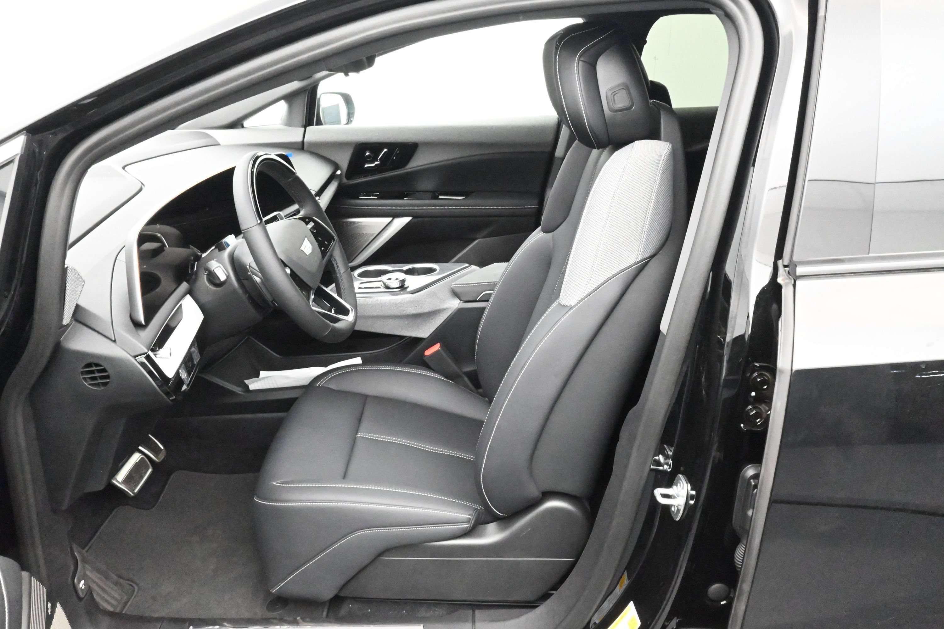 New 2027 Cadillac Optiq Luxury w/ LPO, Floor Liner Package AWD/4WD image 11