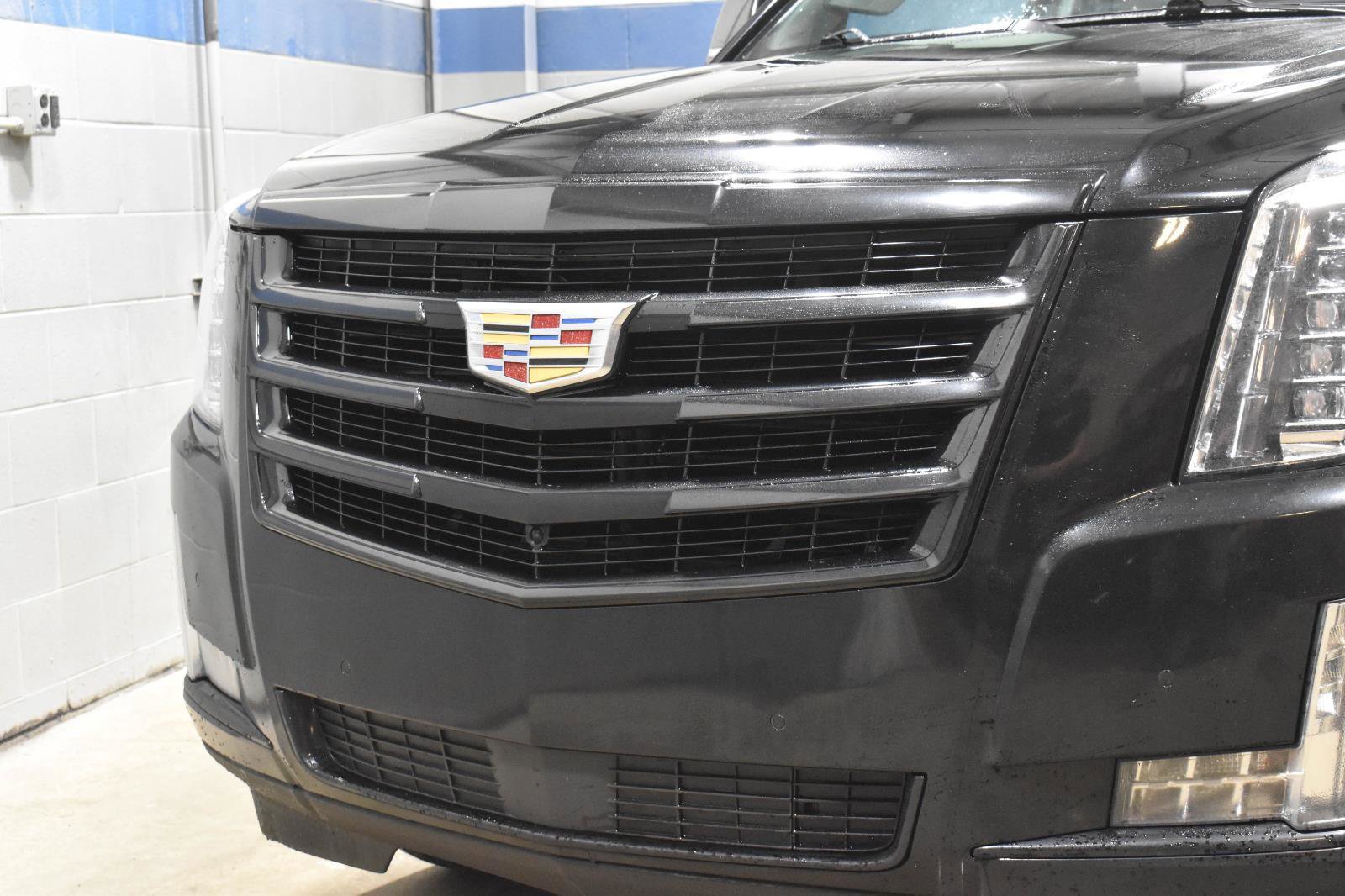 Used 2020 Cadillac Escalade Premium Luxury w/ Escalade Sport Edition AWD/4WD image 33
