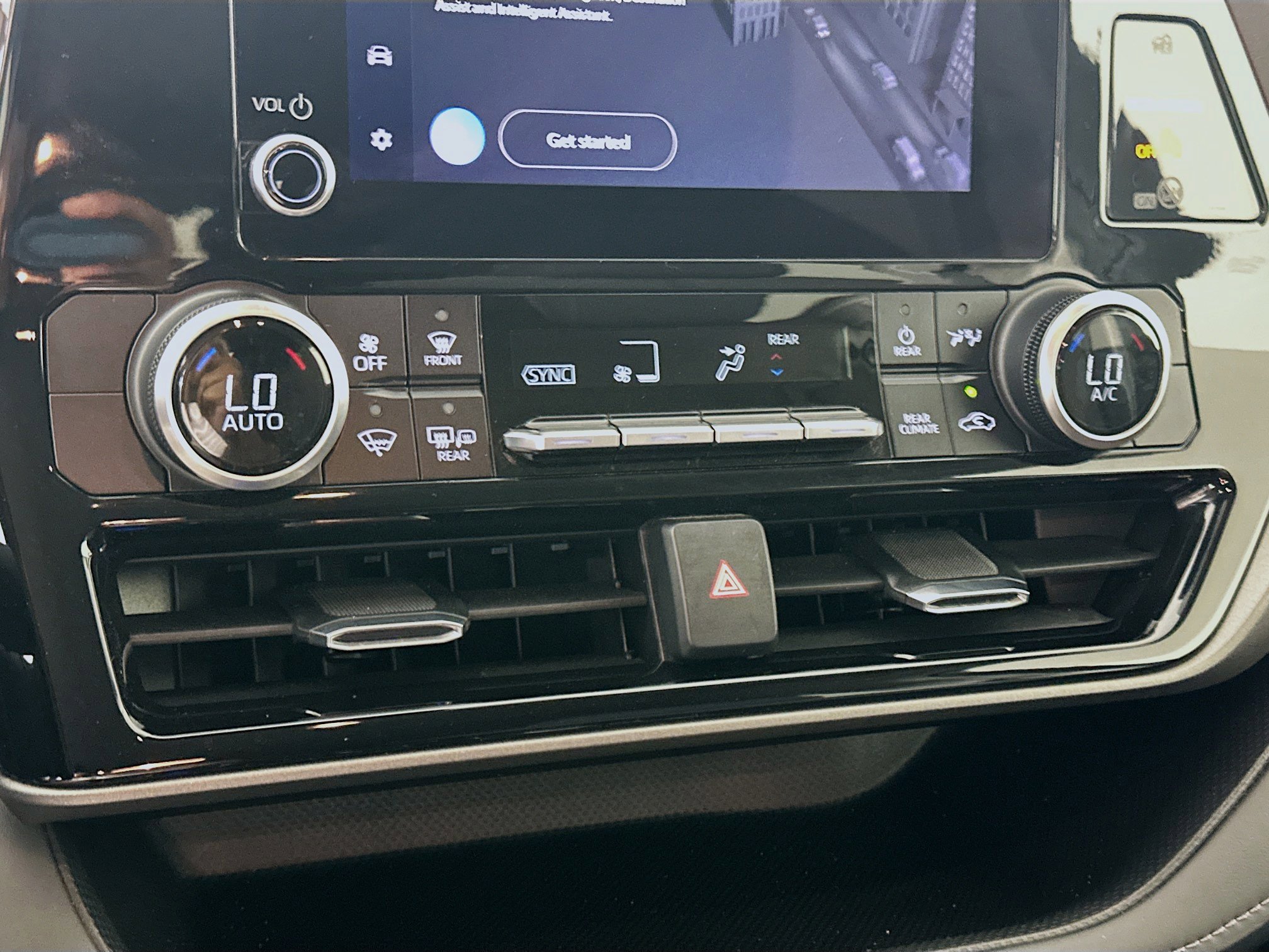 Used 2024 Toyota Highlander LE image 24