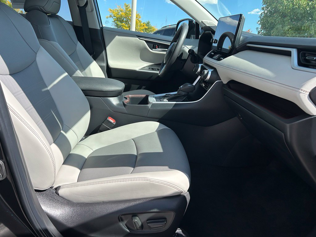 Used 2025 Toyota RAV4 Limited w/ Advanced Technology Package AWD/4WD image 32