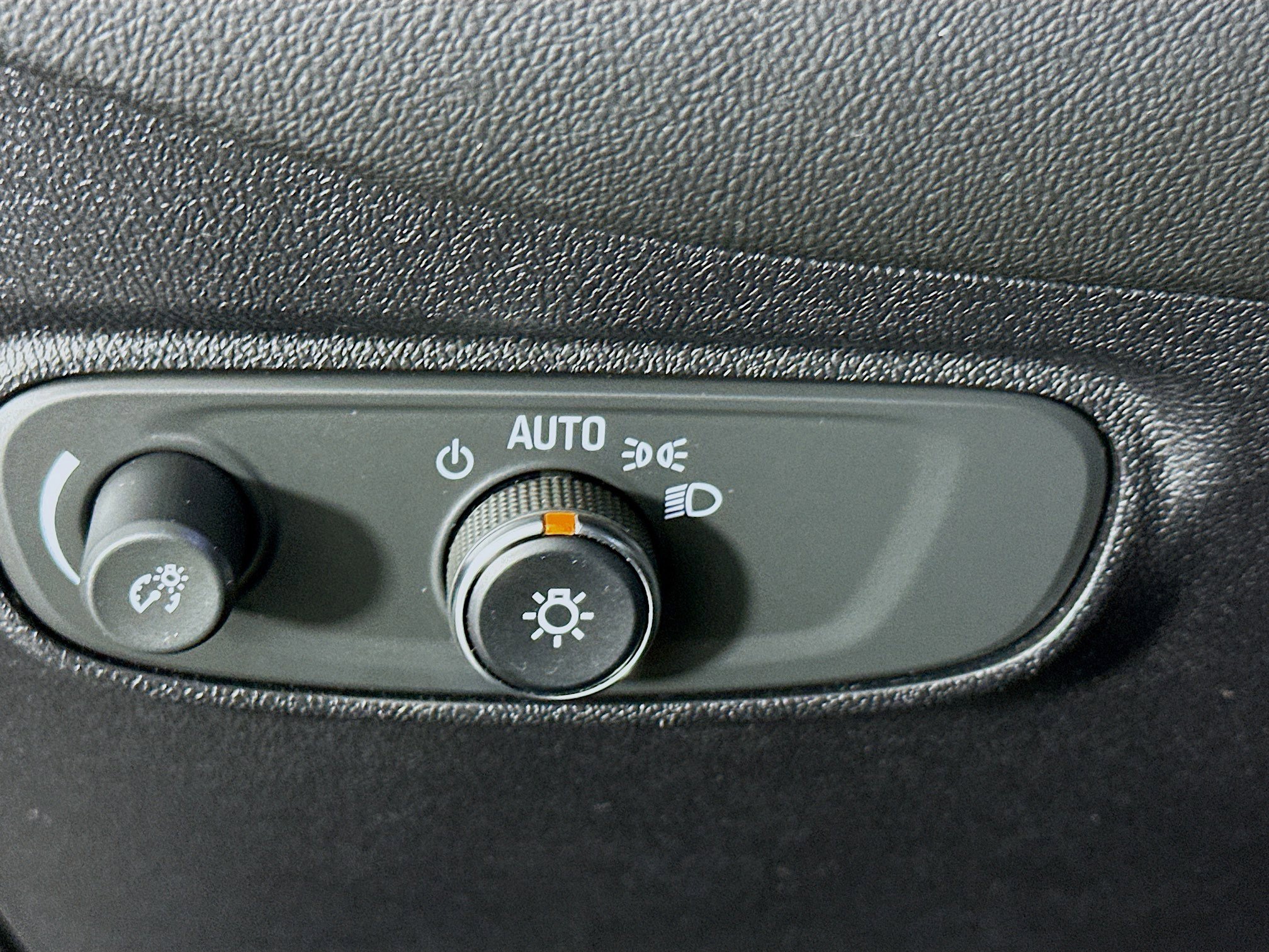 Used 2018 Chevrolet Equinox LT FWD image 16