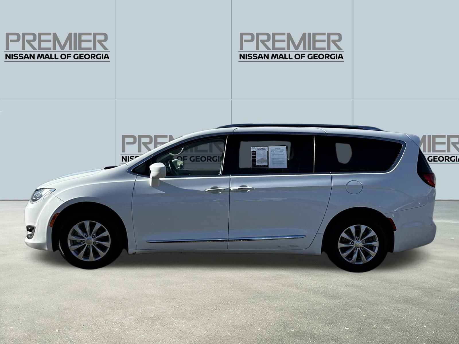 Used 2018 Chrysler Pacifica Touring-L image 8