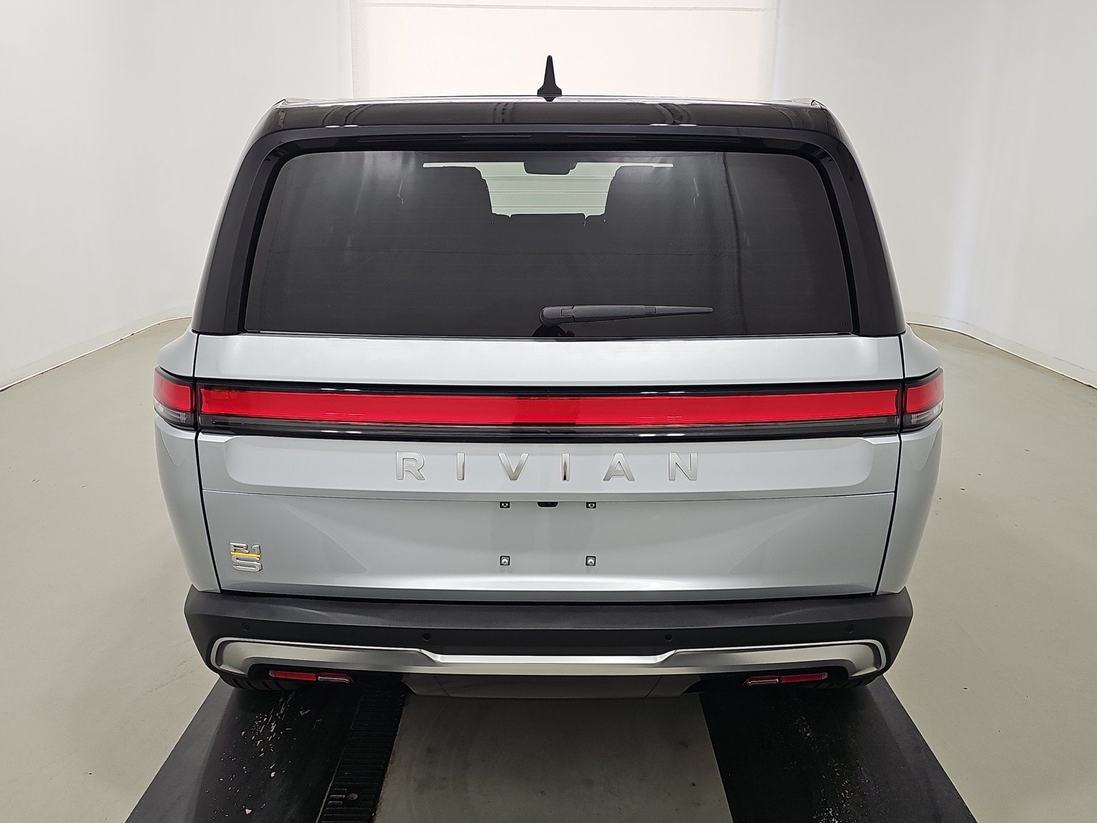 Used 2024 Rivian R1S Adventure AWD/4WD image 4