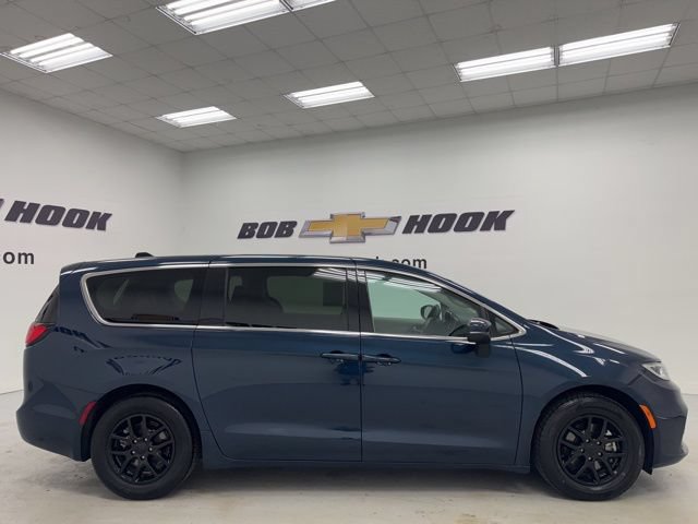 Used 2023 Chrysler Pacifica Touring-L FWD image 4