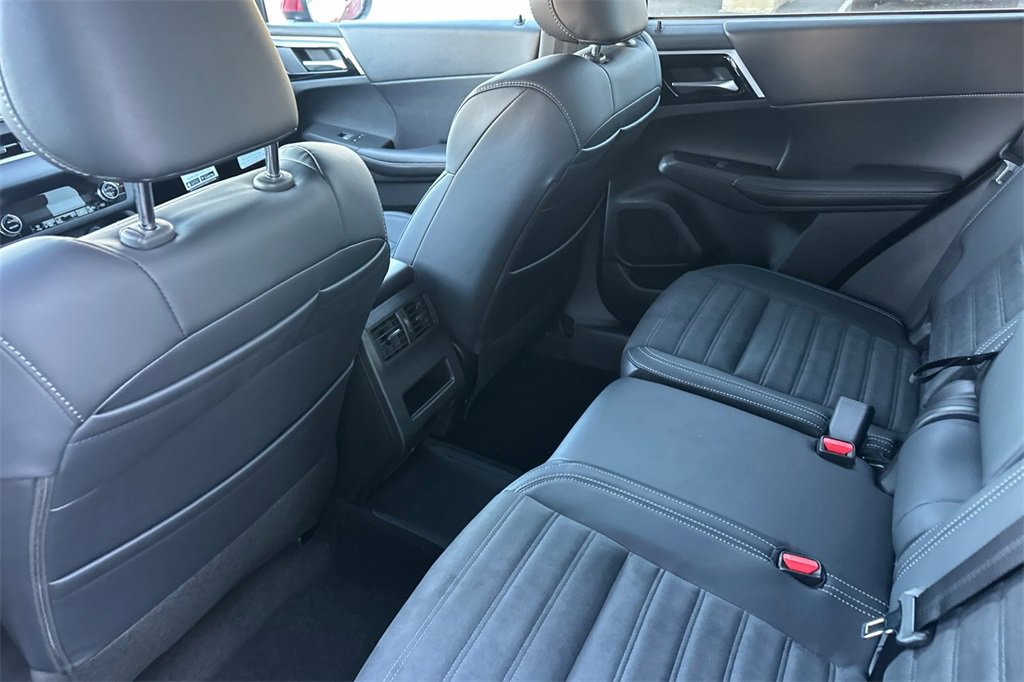 New 2025 Mitsubishi Outlander SE image 13