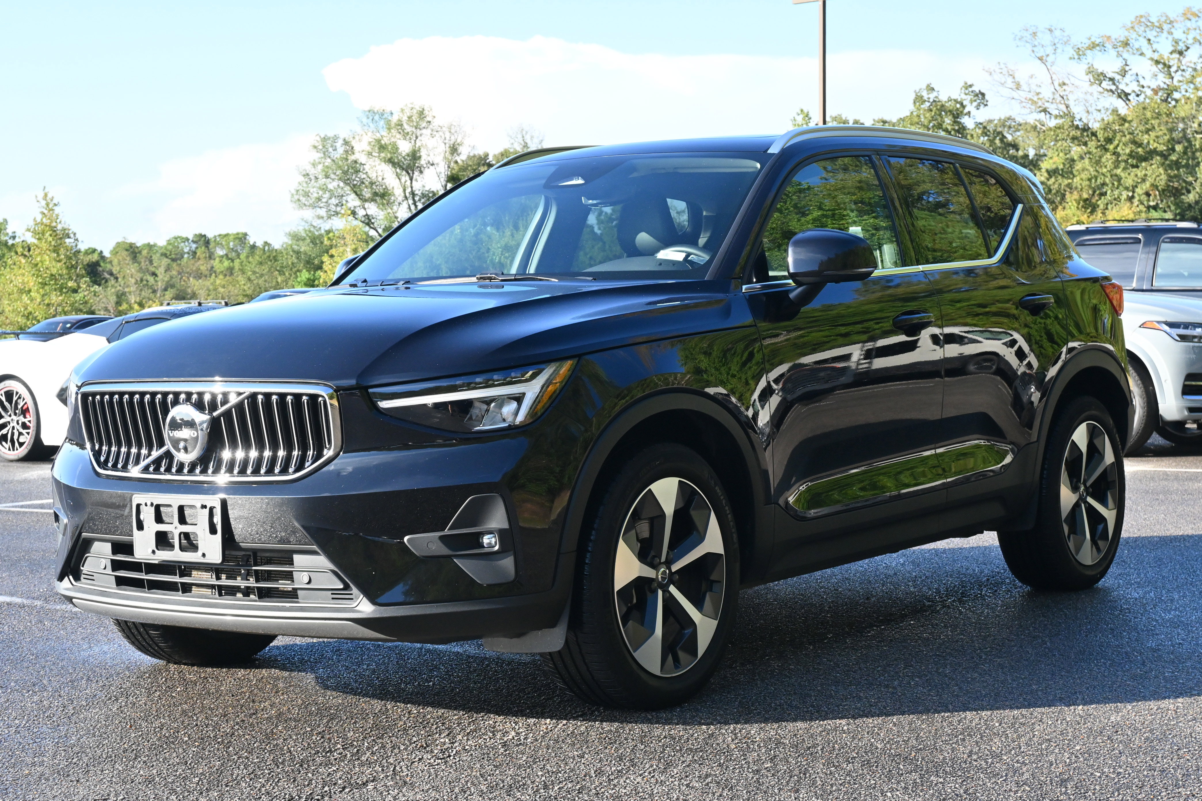 Used 2025 Volvo XC40 B5 Plus image 5