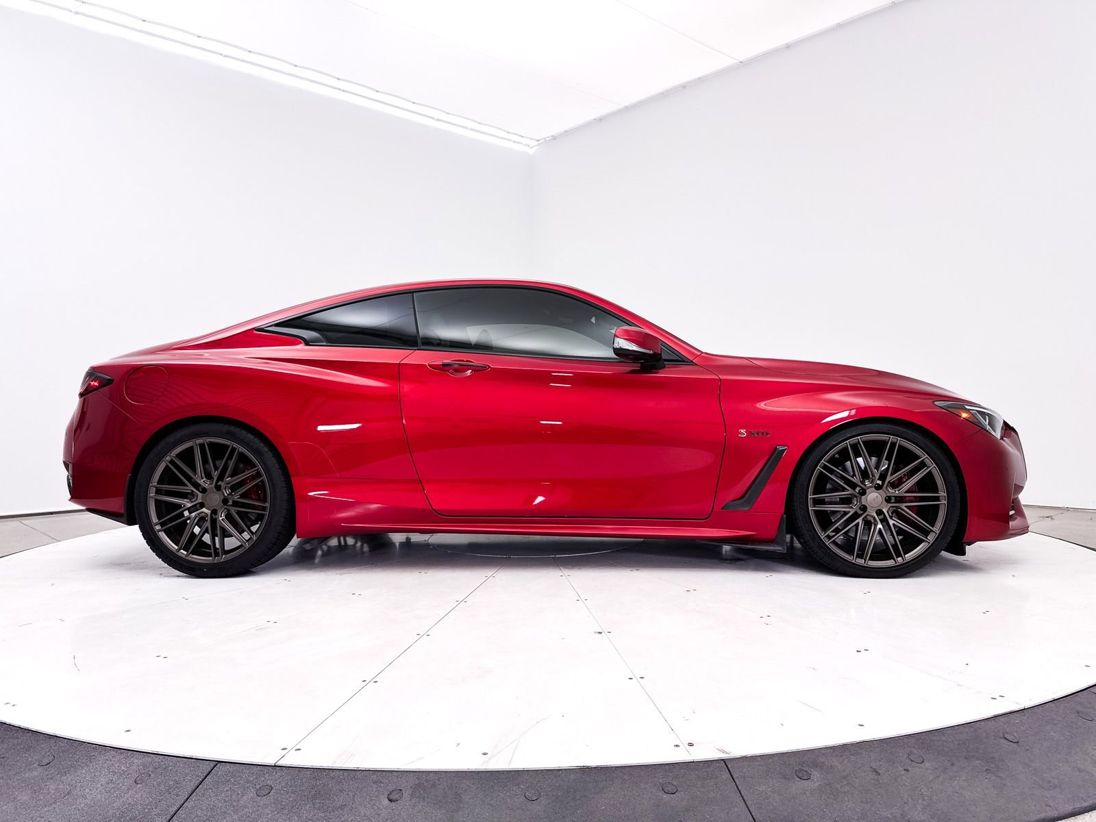 Used 2017 INFINITI Q60 Red Sport 400 RWD image 40