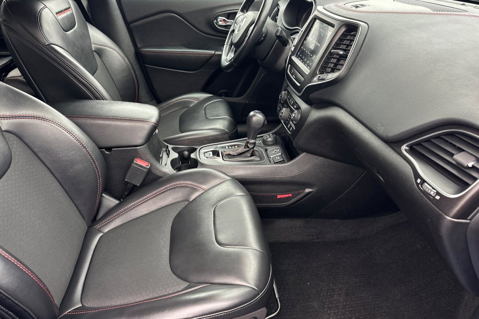 Used 2020 Jeep Cherokee Trailhawk w/ Cold Weather Group image 16