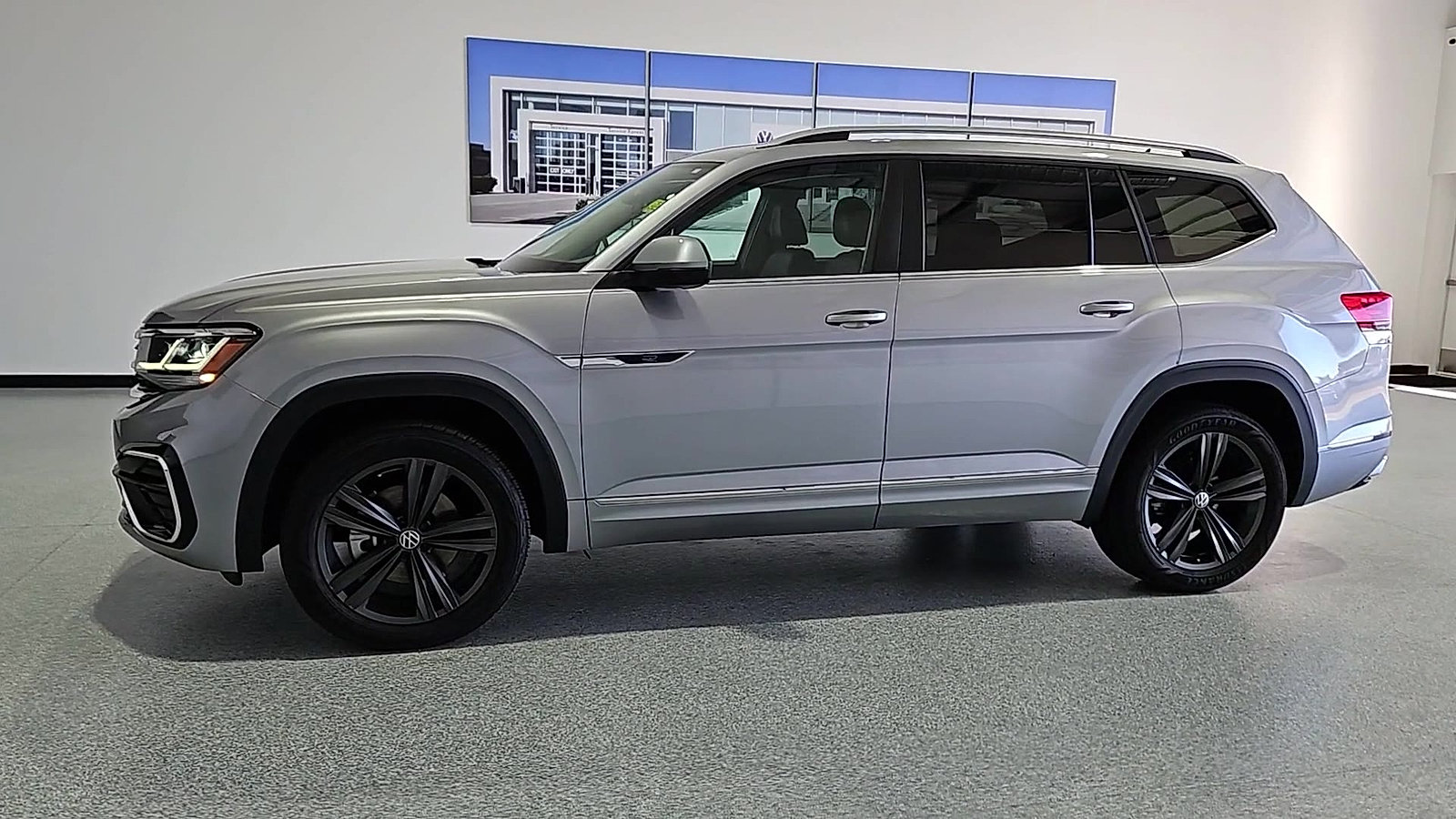 Certified 2022 Volkswagen Atlas SEL R-Line AWD/4WD image 5
