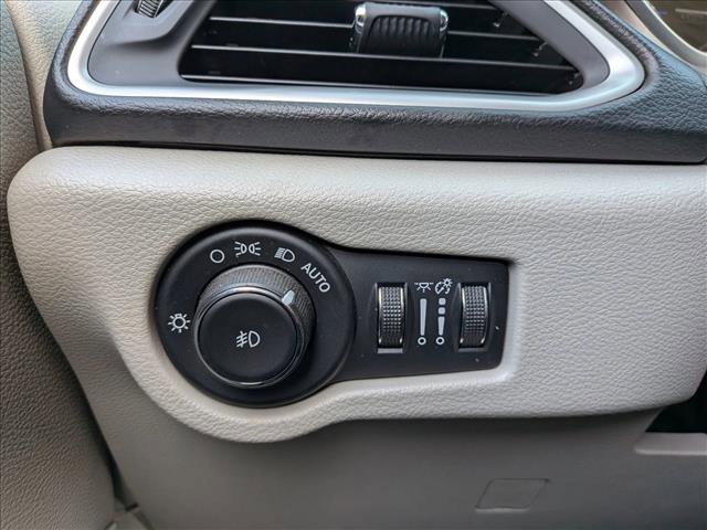 Used 2017 Chrysler Pacifica Touring-L image 17