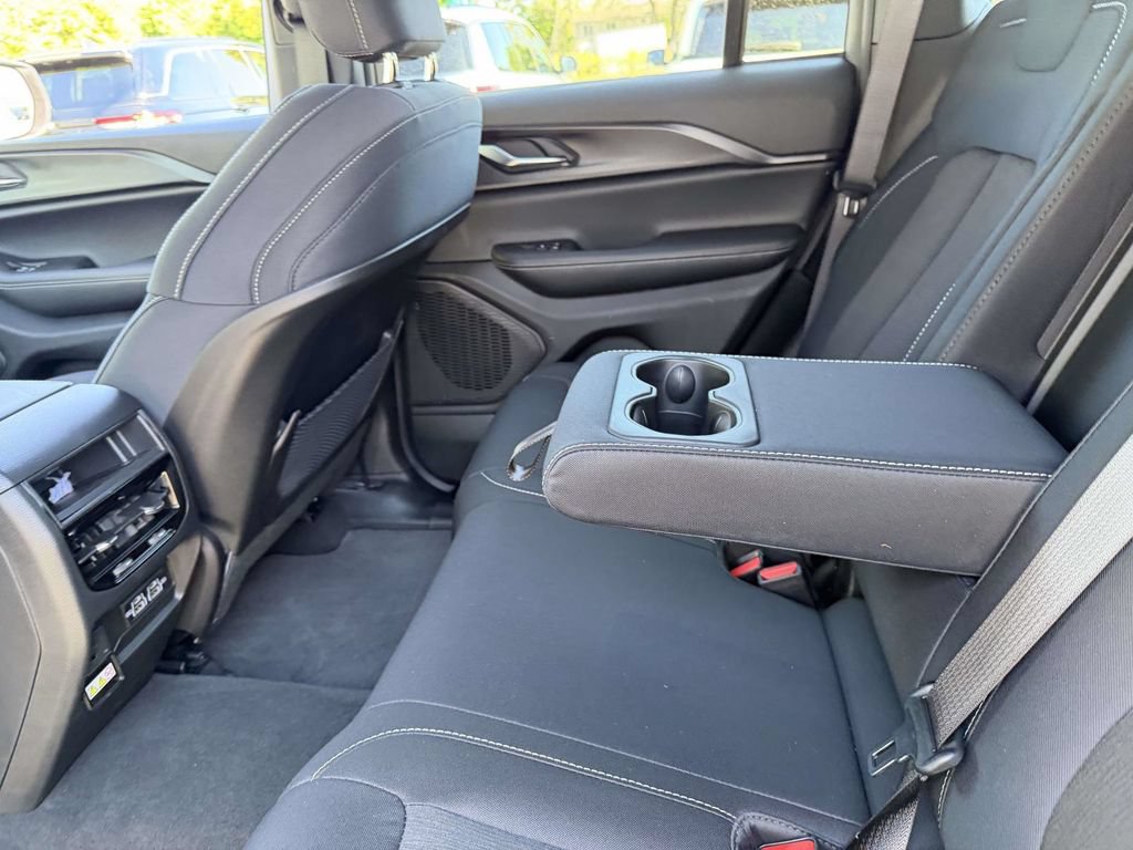 Used 2025 Jeep Grand Cherokee Laredo X w/ Luxury Tech Group I AWD/4WD image 23
