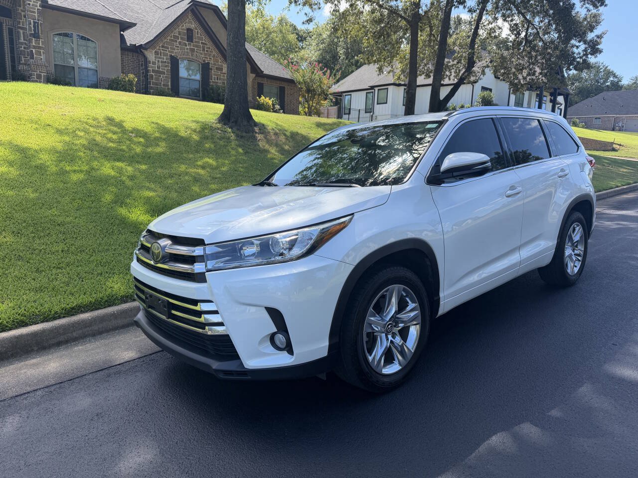 Used 2017 Toyota Highlander Limited FWD image 3