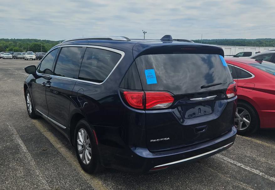 Used 2018 Chrysler Pacifica Touring-L FWD image 3