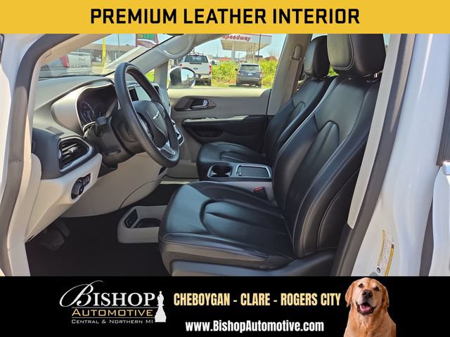 Used 2023 Chrysler Pacifica Touring-L FWD image 5