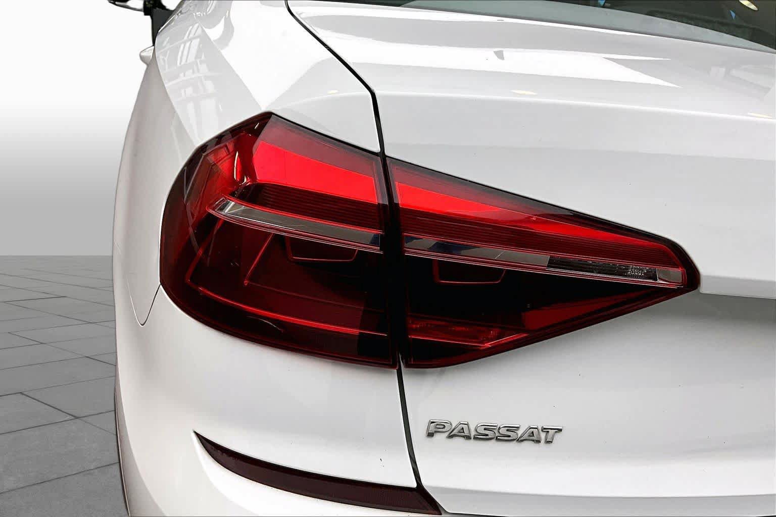 Used 2018 Volkswagen Passat 2.0T R-Line FWD image 26