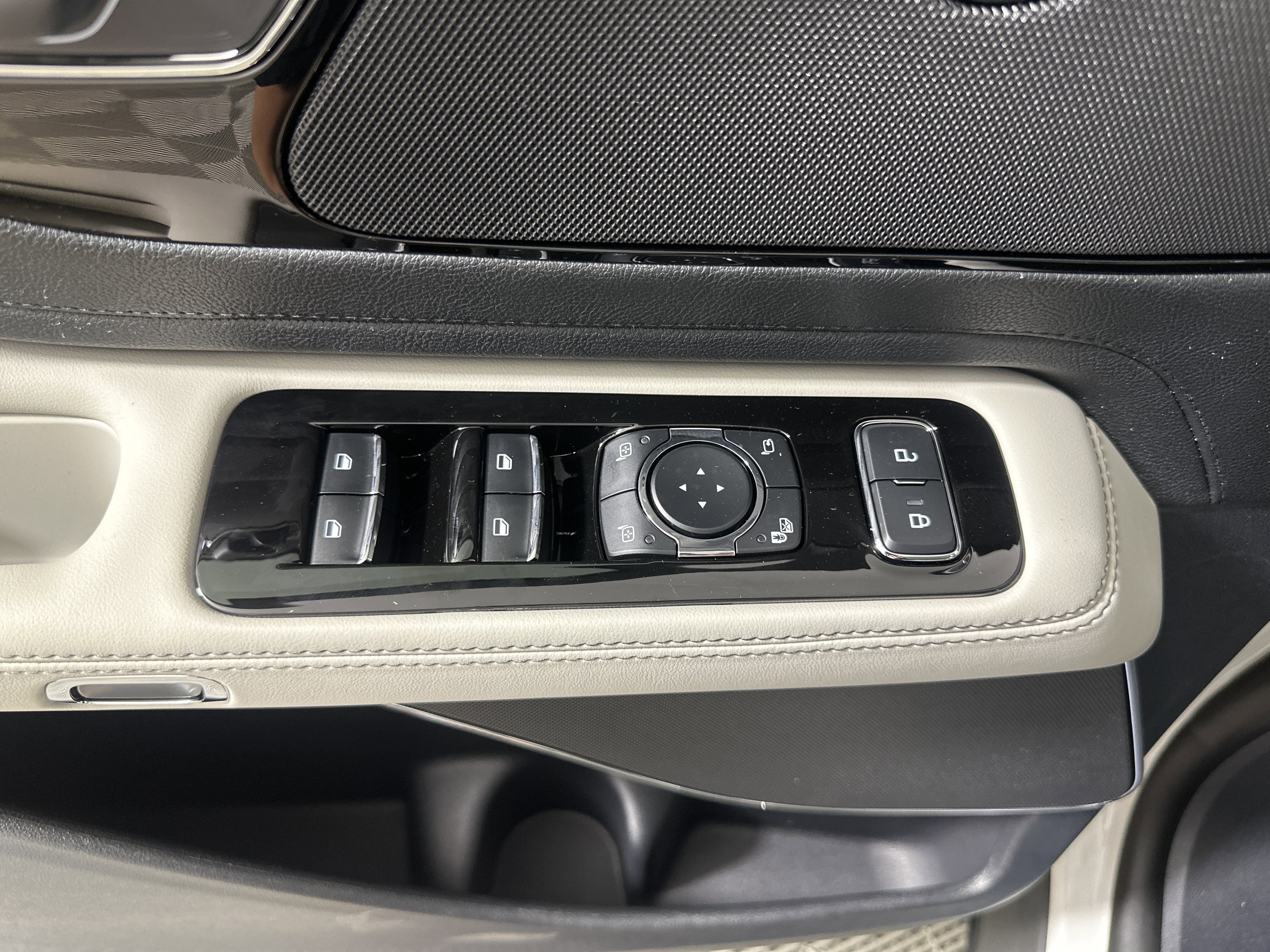 New 2025 Lincoln Aviator AWD image 11