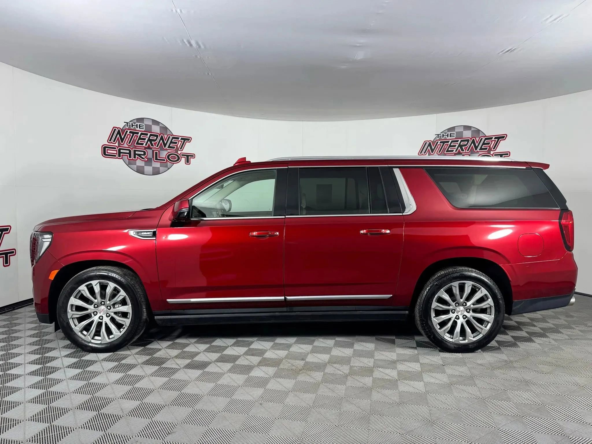 Used 2022 GMC Yukon XL Denali w/ Denali Premium Package image 4