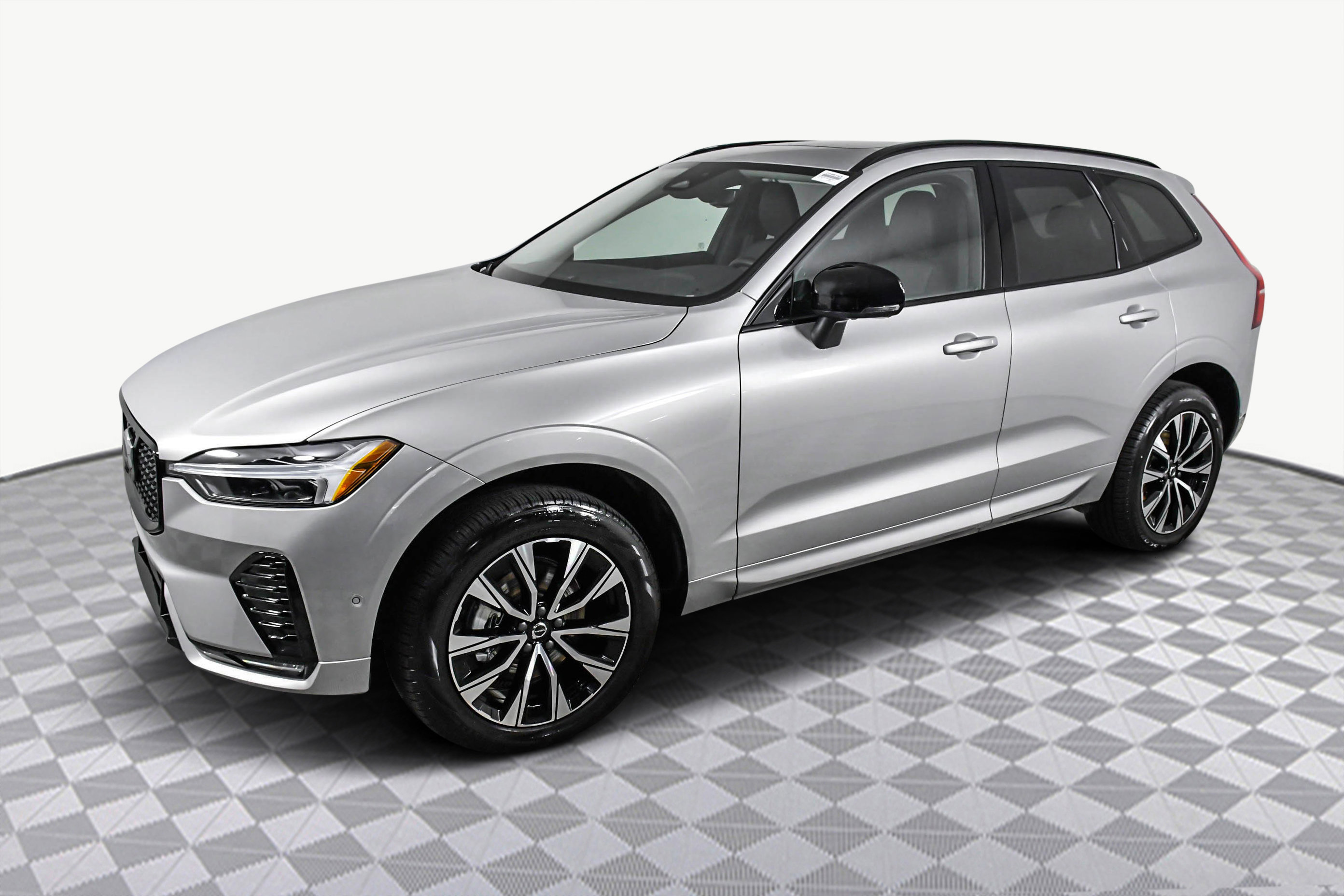 Used 2025 Volvo XC60 B5 Plus image 4