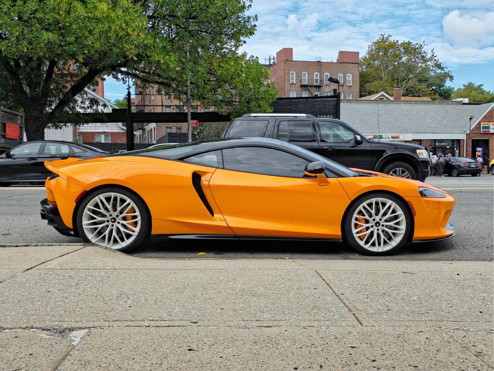 Used 2023 McLaren GT RWD image 10