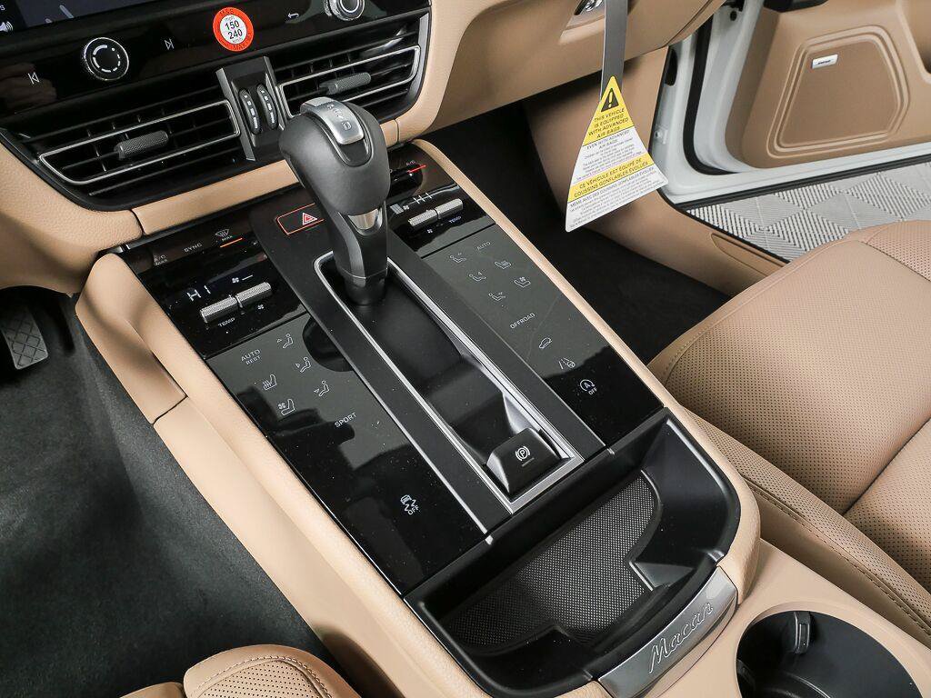 Certified 2026 Porsche Macan Turbo AWD/4WD image 17