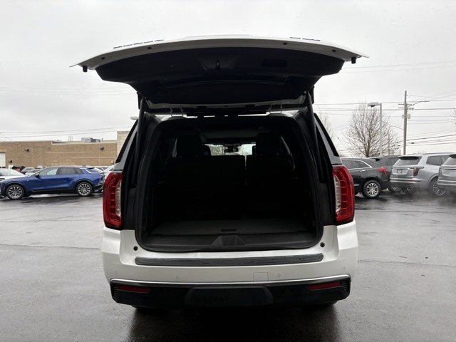 Used 2024 GMC Yukon XL SLT w/ SLT Premium Package image 6