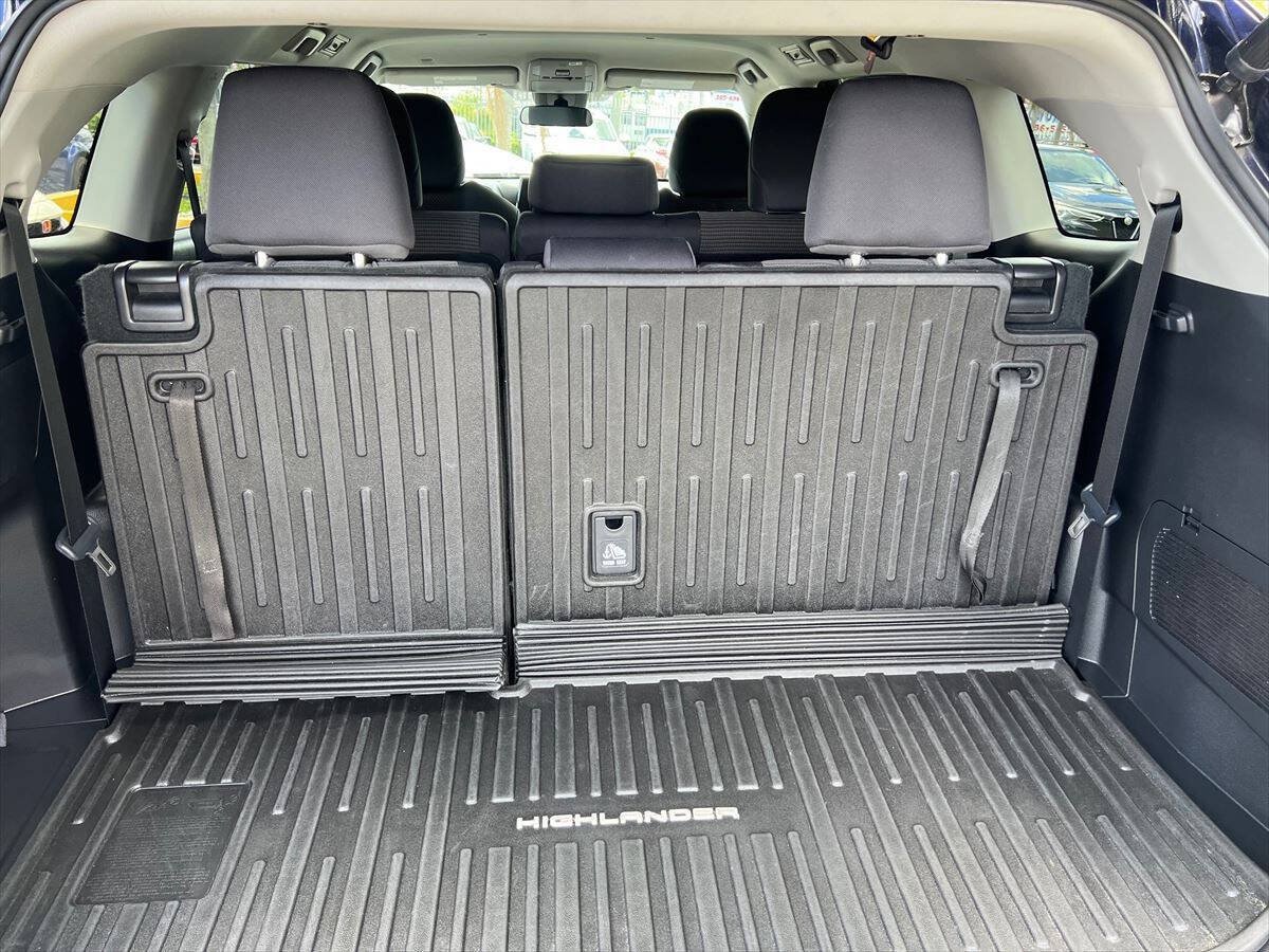 Used 2022 Toyota Highlander LE AWD/4WD image 16