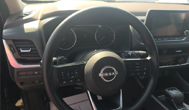 Used 2023 Nissan Rogue SV FWD image 9
