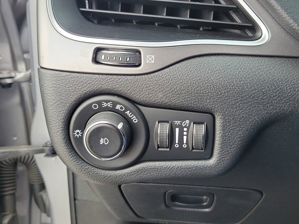 Used 2020 Jeep Cherokee Latitude Plus FWD image 28