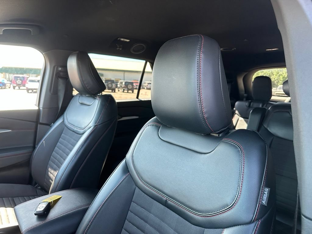 Used 2025 Ford Explorer ST-Line AWD/4WD image 3