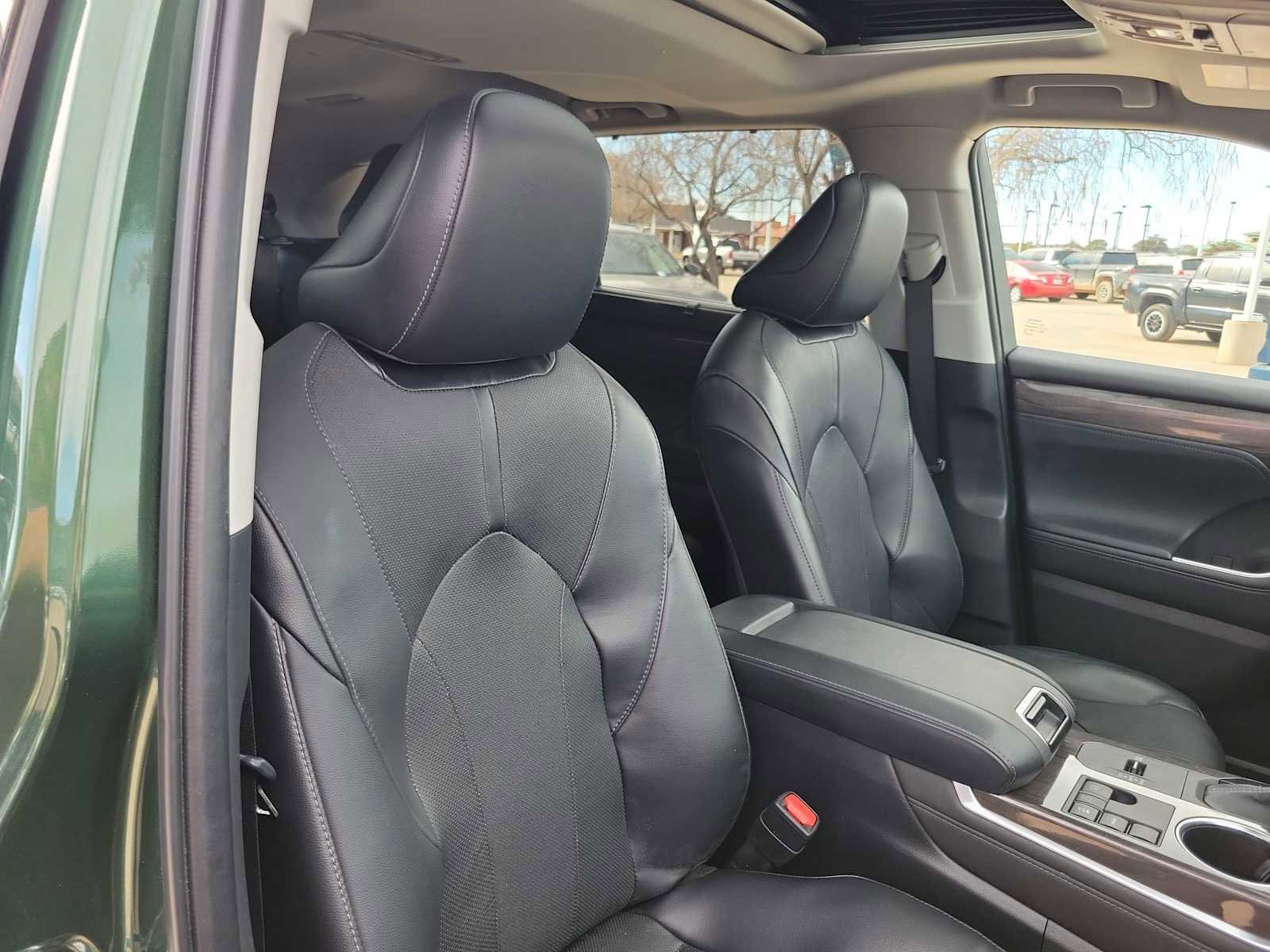 Used 2023 Toyota Highlander Limited image 10