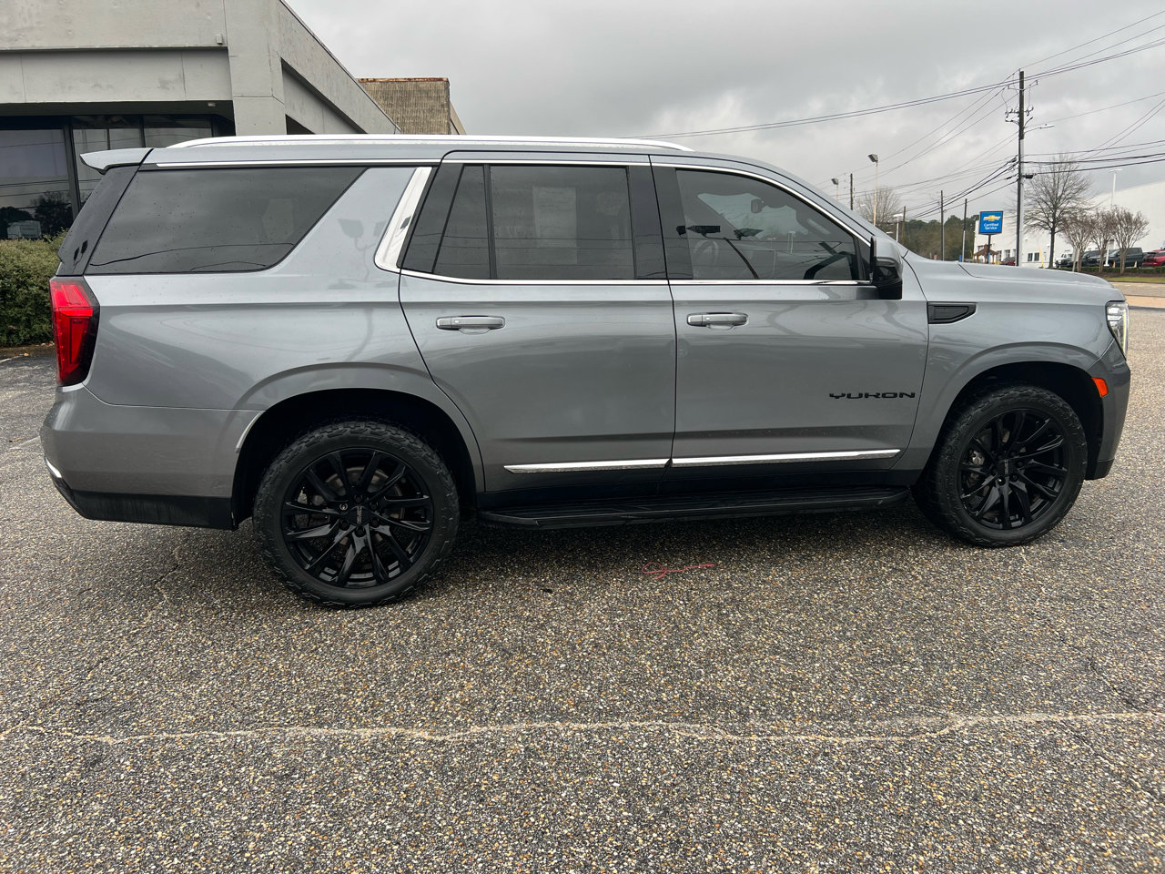 Used 2022 GMC Yukon SLT w/ SLT Premium Package image 28