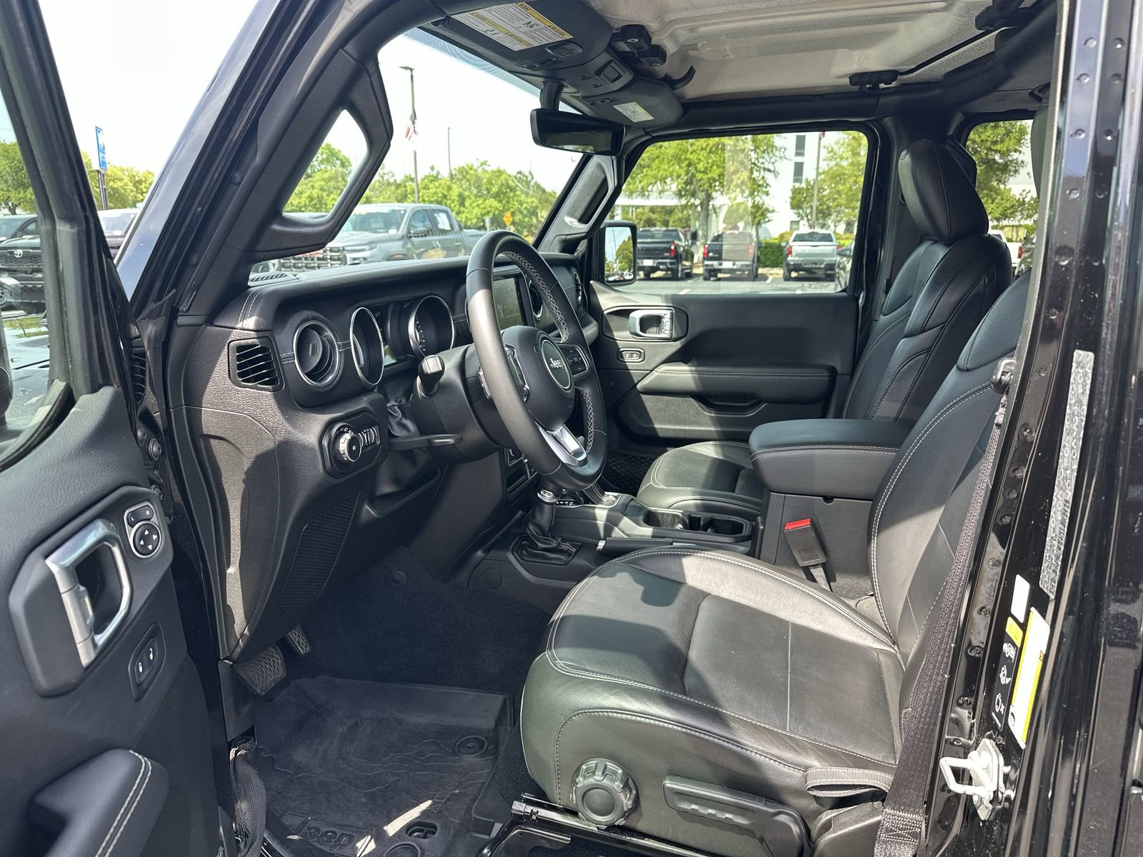 Used 2022 Jeep Wrangler Unlimited Sahara AWD/4WD image 16