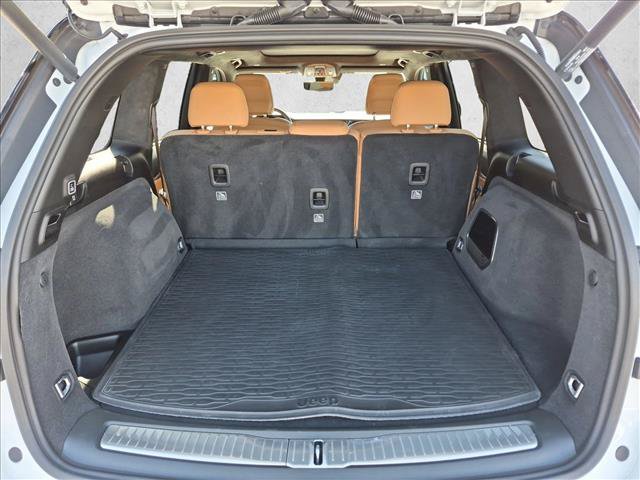 Used 2025 Jeep Grand Cherokee Summit AWD/4WD image 6