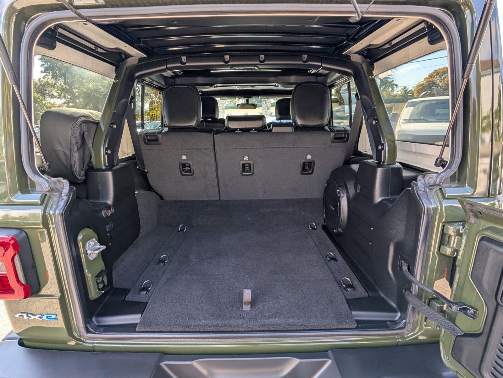 Used 2023 Jeep Wrangler Sahara w/ Cold Weather Group image 17