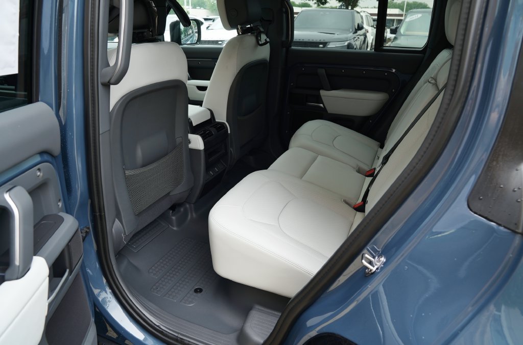 New 2026 Land Rover Defender 110 X-Dynamic SE AWD/4WD image 32