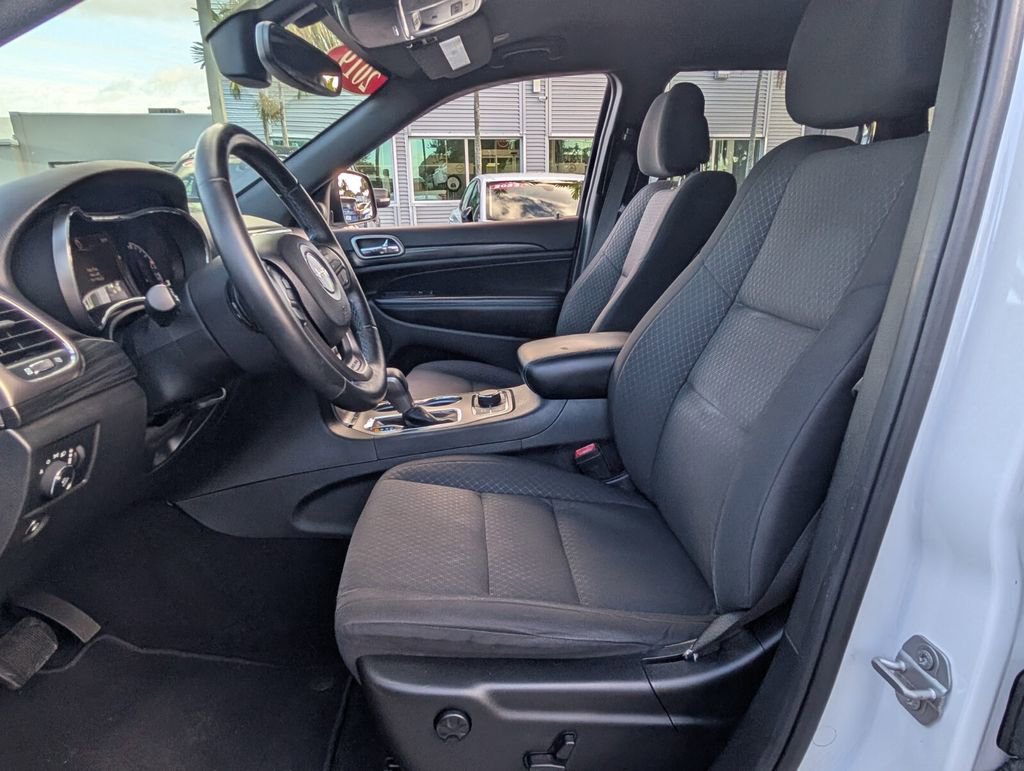 Used 2019 Jeep Grand Cherokee Laredo AWD/4WD image 11