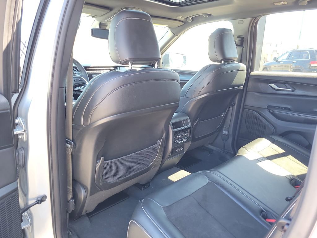 Used 2023 Jeep Grand Cherokee Altitude image 11