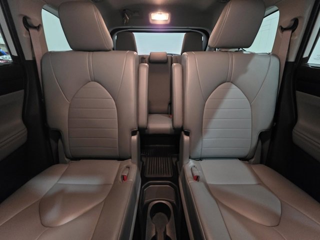 Used 2022 Toyota Highlander XLE image 15
