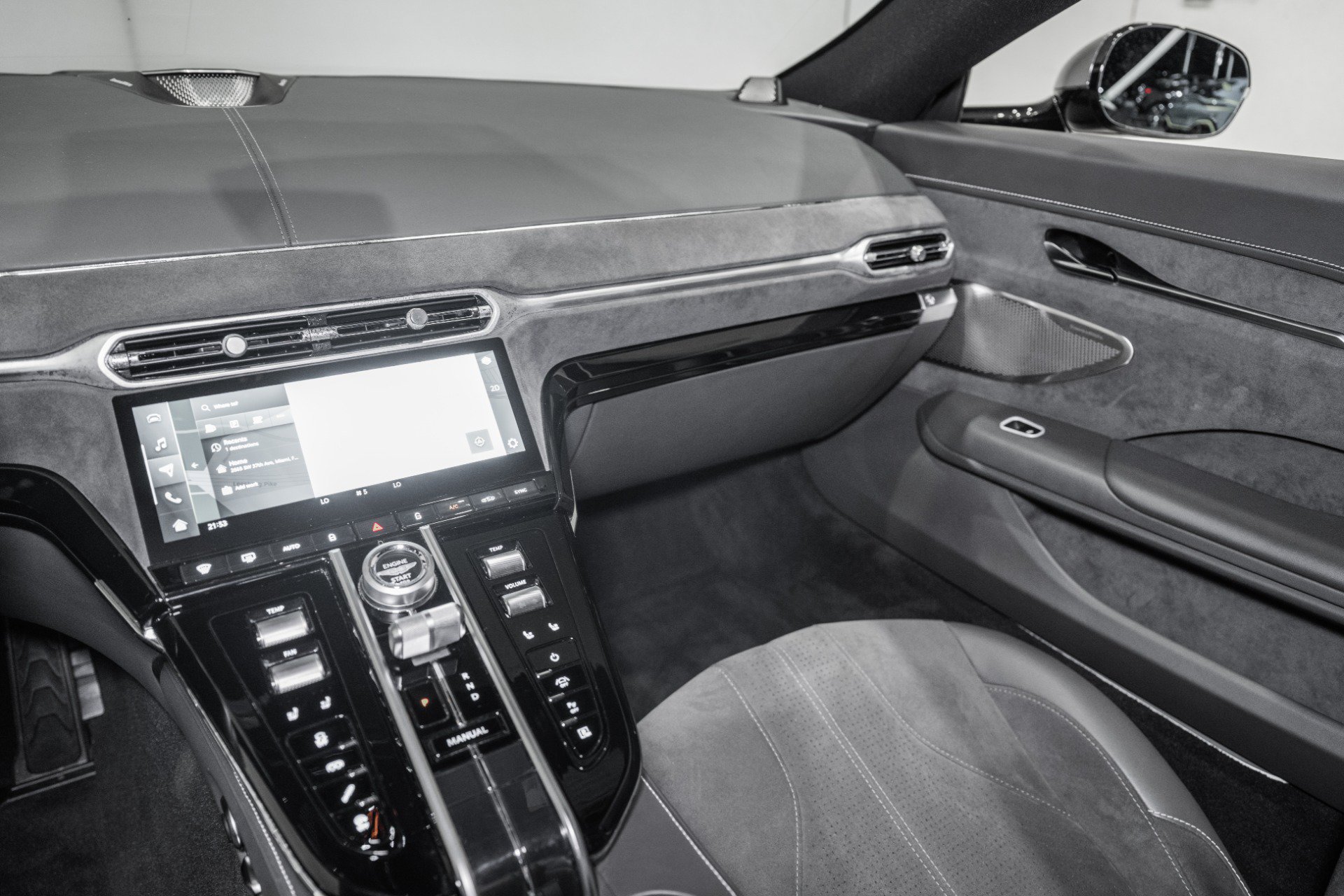 Used 2025 Aston Martin V8 Vantage Coupe RWD image 18