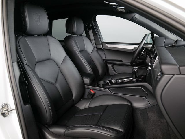 Certified 2026 Porsche Macan AWD/4WD image 11