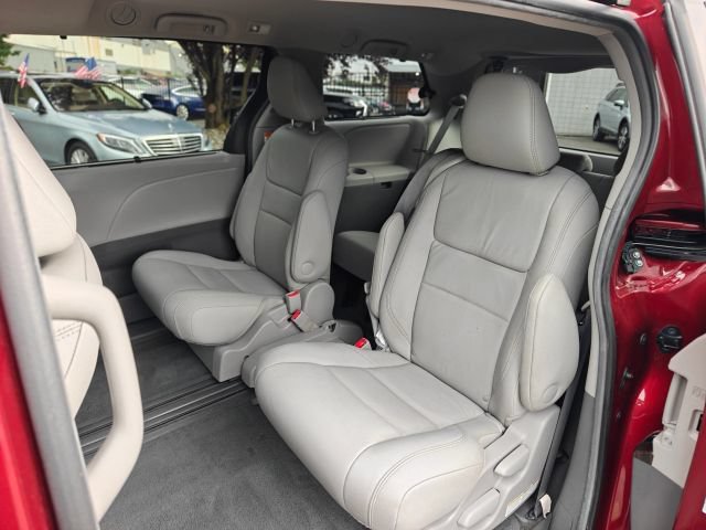 Used 2017 Toyota Sienna XLE w/ XLE Navigation Package FWD image 40