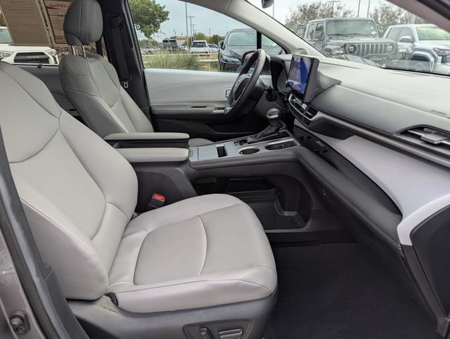 Certified 2026 Toyota Sienna XLE FWD image 31