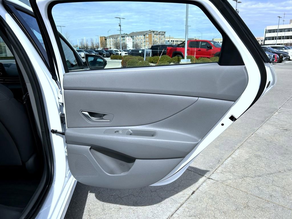 Used 2025 Hyundai Elantra SE image 19