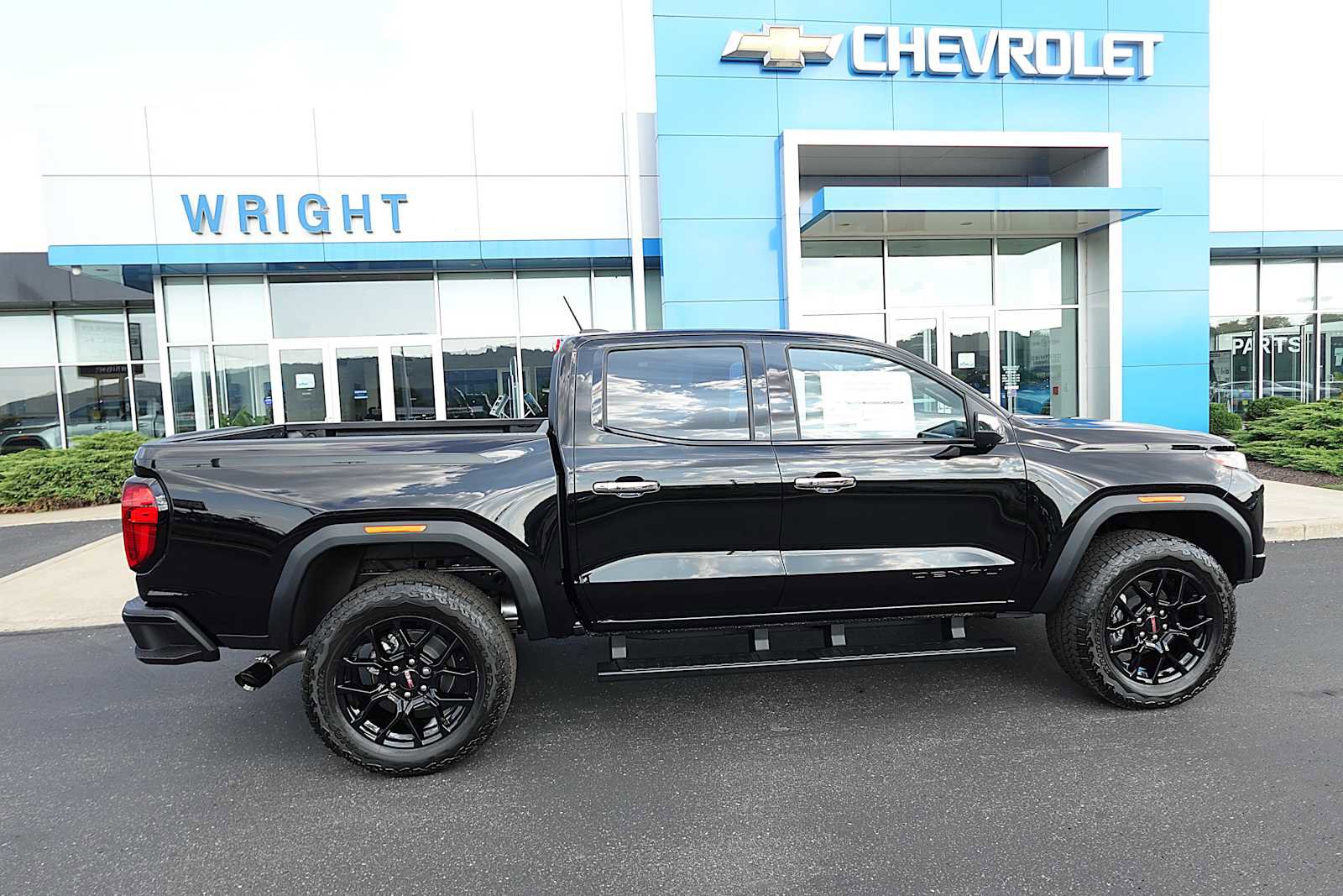 New 2026 GMC Canyon Denali w/ LPO, Denali Black Edition image 2
