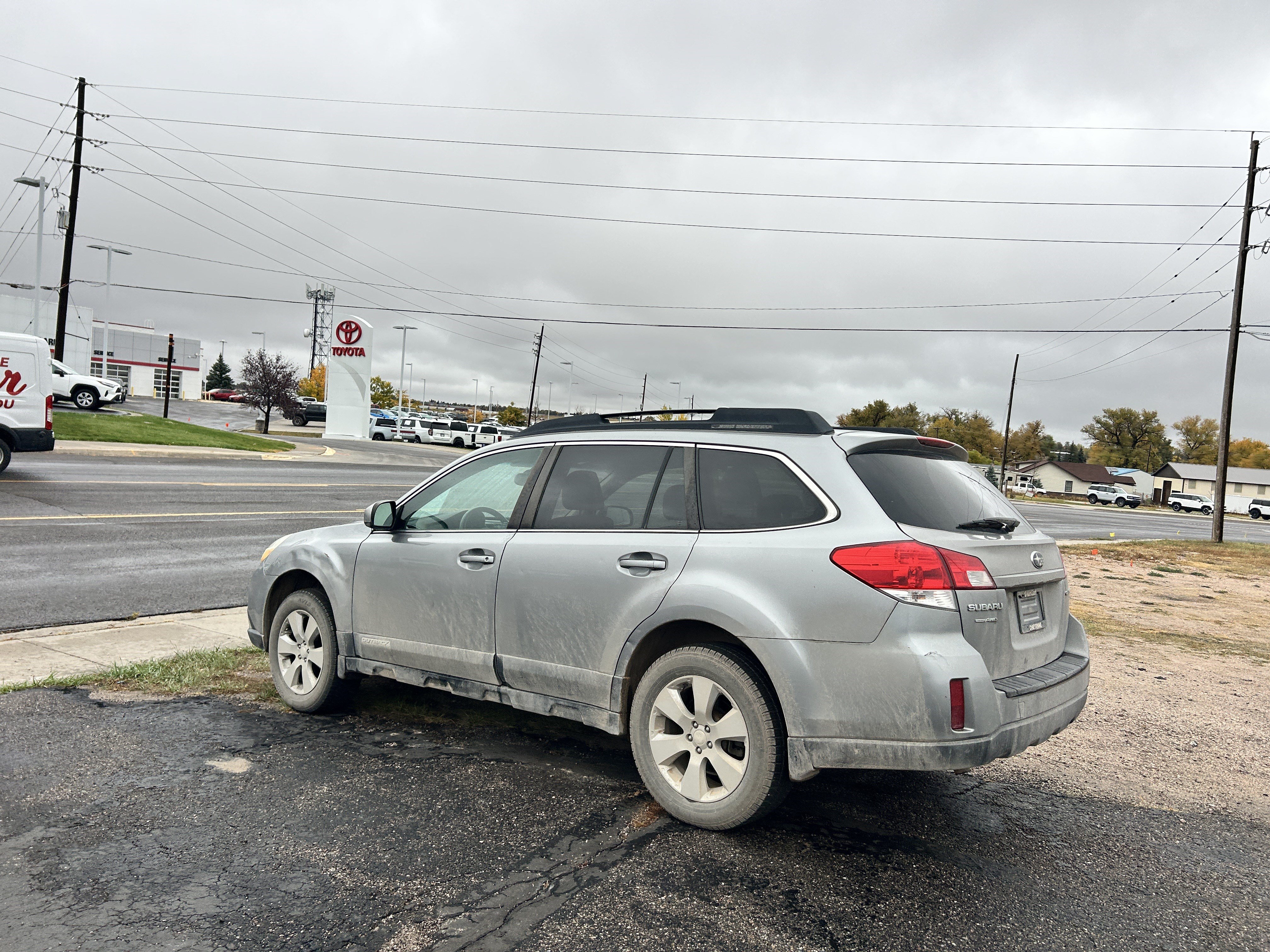Used 2011 Subaru Outback 2.5i Premium w/ All-Weather Pkg AWD/4WD image 3